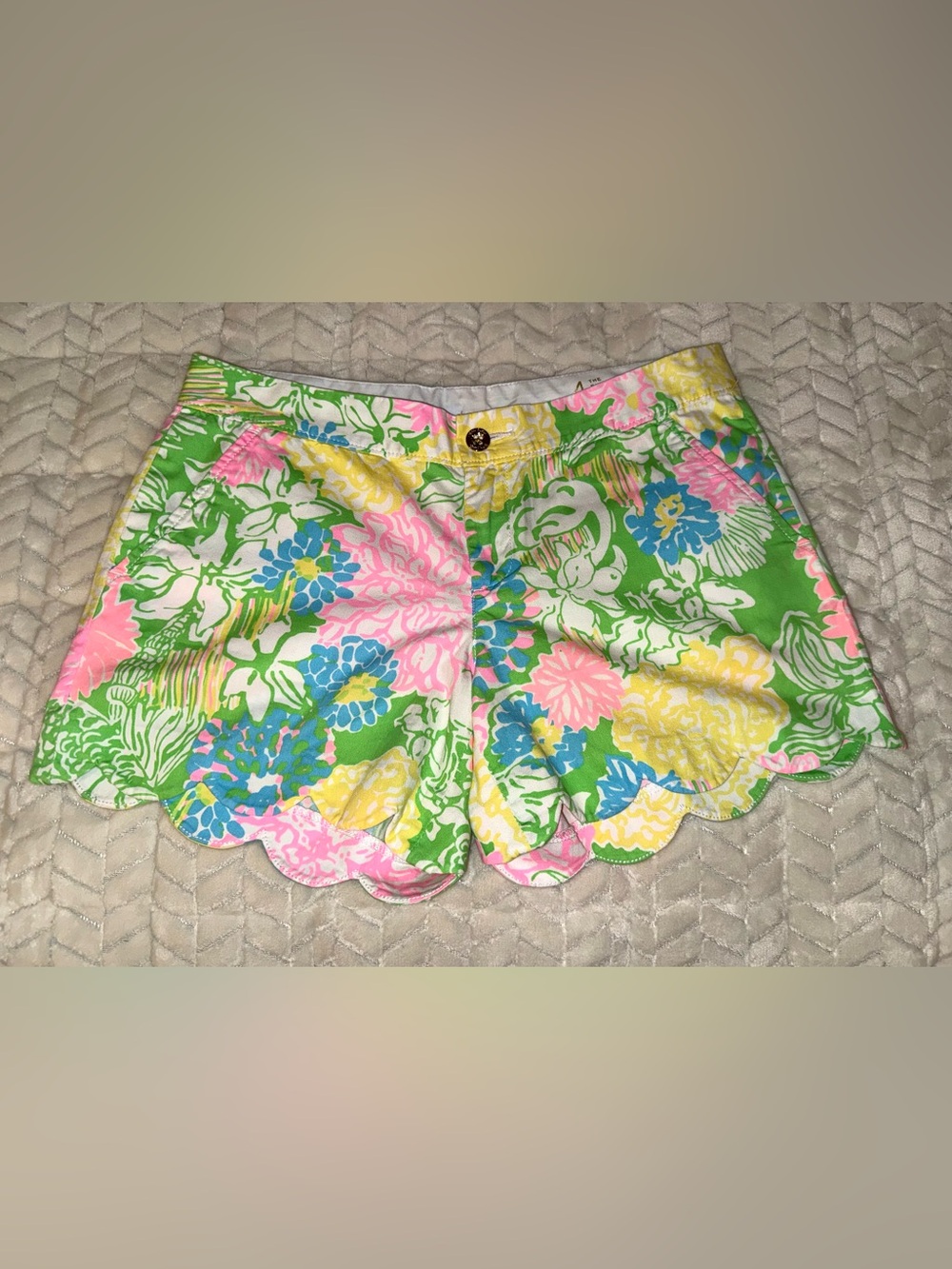 Lilly Pulitzer shorts in “Hibiscus Stroll” print w/ Buttercup scalloped hem, sz4